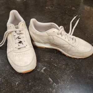 Women's Reebok 6.5 sneakers Light neutral color with suede & snake print shimmer